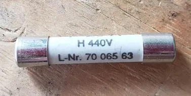 Предохранитель на материнской плате 20A